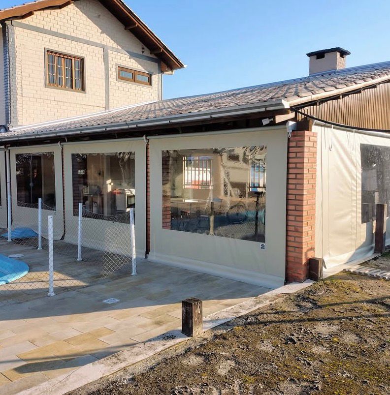 Toldo de lona cinza com visor para quiosque de piscina