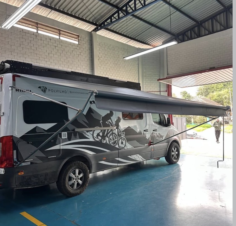Toldo retrátil instalado em van motorhome